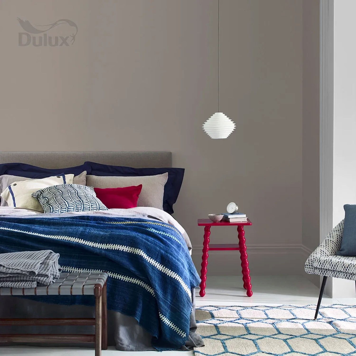 Sypialnia z farbą do ścian t.b.t. w delikatnym odcieniu szarości.