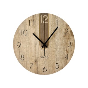 Zegar ścienny o wyglądzie drewna z prostym wzorem do pomieszczeń mieszkalnych.