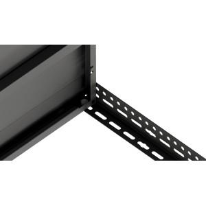 Zbliżenie czarnego regału t.b.t z perforowanymi metalowymi wspornikami.