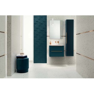 Nowoczesna łazienka z niebieską szafką umywalkową, lustrem i panelem ściennym. Stylowy design.