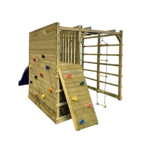 Drewniany plac zabaw ze ścianką wspinaczkową, zjeżdżalnią i drabinkami dla dzieci.