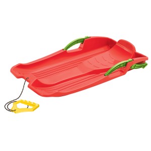 Czerwone sanki t.b.t. z zielonymi uchwytami i żółtą linką do ciągnięcia.