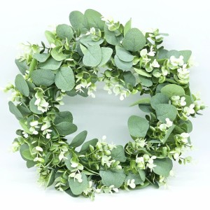 Dekoracyjny wieniec z eukaliptusem i małymi białymi kwiatami do dekoracji ogrodu.