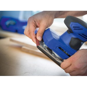 Szlifierka mimośrodowa z pasami ściernymi LUX K120 szlifuje drewno.