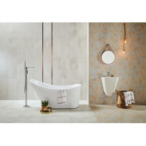 Łazienka z płytkami ściennymi t.b.t. w odcieniach beżu i rdzy, wanną i umywalką.