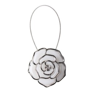 t.b.t. Karnisz: Magnetyczny podwiązek do zasłon w kształcie róży, biały ze srebrnym drutem.