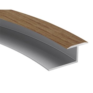 Zbliżenie listwy przypodłogowej z drewnianym dekorem i srebrnym profilem.