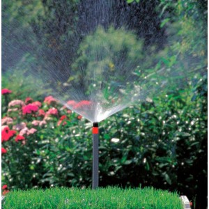 Zraszacz wynurzalny Gardena S 80/300 nawadnia trawnik.