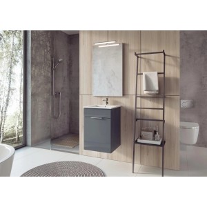 Nowoczesny zestaw łazienkowy z szarą szafką umywalkową, lustrem i regałem drabinkowym.