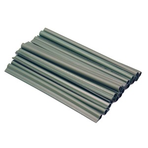 Stos zielonych pasków t.b.t. do osłony ogrodzenia.