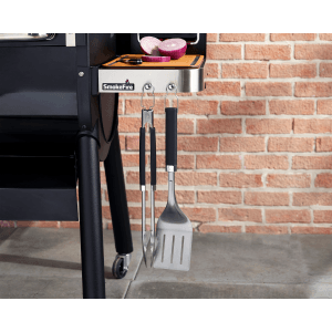 Szczypce do grilla Weber Premium (46 cm) ze stali nierdzewnej z czarną rączką na grillu.