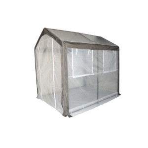 Mała szklarnia foliowa z brązową ramą do ogrodu.