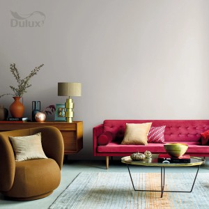 Pokój dzienny z farbą do ścian t.b.t. firmy Dulux, w połączeniu z meblami w odcieniach brązu i czerwieni.