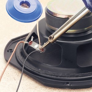 Zestaw lutownicy LUX 30 W podczas lutowania głośnika, w tym cyna lutownicza.