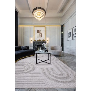 Beżowy dywan z nowoczesnym wzorem w salonie.