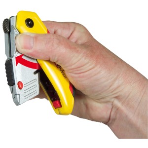 Składany nóż Stanley FatMax z żółtą rękojeścią i chowanym ostrzem w dłoni.