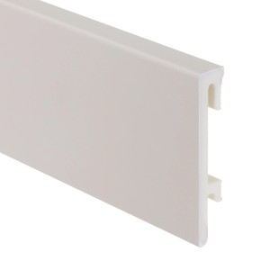 Biała listwa przypodłogowa t.b.t. z bliska, plastik.
