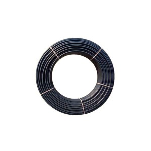 Zwinięta czarna rura t.b.t. do nawadniania podziemnego.