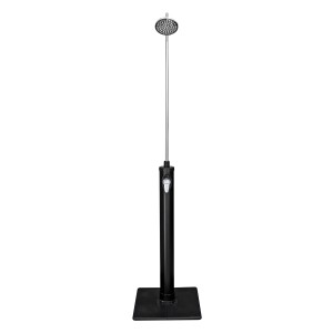 Prysznic zewnętrzny t.b.t. w kolorze czarnym z kwadratową podstawą i srebrną głowicą prysznicową.