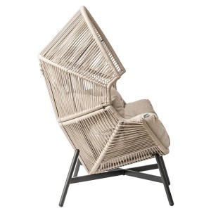 Beżowe krzesło ogrodowe t.b.t. z plecionką i ciemną metalową ramą.